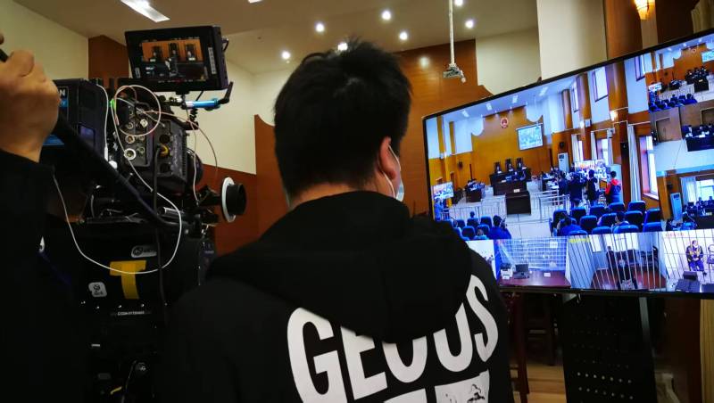 AI生成VS人工创意——通许县广告片拍摄公司的技术浪漫主义实践